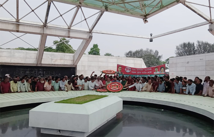 জাতীয়তাবাদী শ্রমিক দলের ৪৬তম প্রতিষ্ঠাবার্ষিকী উপলক্ষে রাজধানীর শেরেবাংলা নগরের জিয়া উদ্যানে বিএনপির প্রতিষ্ঠাতা প্রয়াত রাষ্ট্রপতি জিয়াউর রহমানের কবরে শ্রদ্ধা জানিয়েছেন শ্রমিক দলের নেতারা। আজ সকালে ফুল দিয়ে শ্রদ্ধা জানান শ্রমিক দলের কেন্দ্রীয় ও মহানগর নেতারা। ছবি: জাগো নিউজ