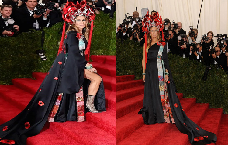 ২০১৫ সালে নিজের ডিজাইন করা অসাধারণ একটি লাল-কালো গাউন পরেছিলেন চিরসবুজ ফ্যাশন আইকন সারা জেসিকা পার্কা।