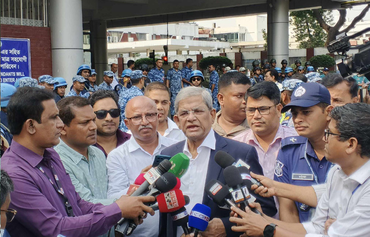 বিমানবন্দরে খালেদা জিয়াকে অভ্যর্থনা জানিয়েছেন বিএনপির শীর্ষস্থানীয় নেতারা।