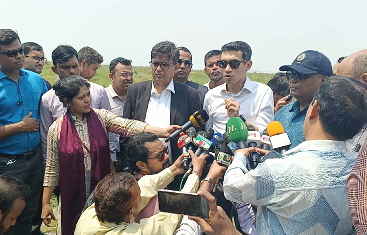 বিকেলে চট্টগ্রাম সার্কিট হাউসে প্রেস ব্রিফিং করবেন বাংলাদেশ বিনিয়োগ উন্নয়ন কর্তৃপক্ষ (বিডা) ও বাংলাদেশ অর্থনৈতিক অঞ্চল কর্তৃপক্ষের (বেজা) নির্বাহী চেয়ারম্যান আশিক চৌধুরী এবং প্রধান উপদেষ্টার প্রেস সচিব মোহাম্মদ শফিকুল আলম।