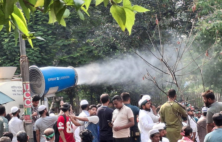 সমাবেশ শুরু হওয়ার পর দেখা যায়, প্রচণ্ড রোদে সমাবেশস্থল গরমে অতিষ্ঠ হয়ে ওঠেন আন্দোলনকারীরা। পরে সমাবেশস্থলের পরিবেশ ঠান্ডা রাখতে সিটি করপোরেশনের স্প্রে ক্যানন দিয়ে পানি ছিটানো শুরু হয়। ছবি: জাগো নিউজ