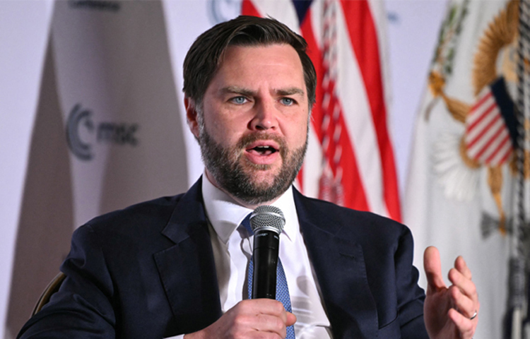 ভারত-পাকিস্তানের মধ্যে চলমান উত্তেজনায় হস্তক্ষেপ না করার ইঙ্গিত দিয়ে মার্কিন ভাইস প্রেসিডেন্ট জেডি ভ্যান্স বলেছেন, ‌‘যুক্তরাষ্ট্র এমন কোনো যুদ্ধে হস্তক্ষেপ করবে না যেখানে তার কোনো স্বার্থ নেই।’ এক সাক্ষাৎকারে জেডি ভ্যান্স বলেন, ‘আমরা দুই দেশের মধ্যে যুদ্ধে হস্তক্ষেপ করতে পারি না, তবে যুক্তরাষ্ট্র কূটনীতির পথ বেছে নিতে পারে।’ ছবি: এএফপি