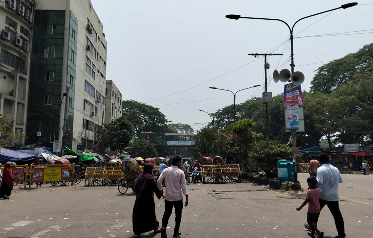 সকাল ১০টার পর শাহবাগ মোড়ে ছাত্র-জনতাকে অবস্থান করতে দেখা যায়। শাহবাগের এই ব্লকেড কর্মসূচি চলছে শুক্রবার বিকেল থেকে।