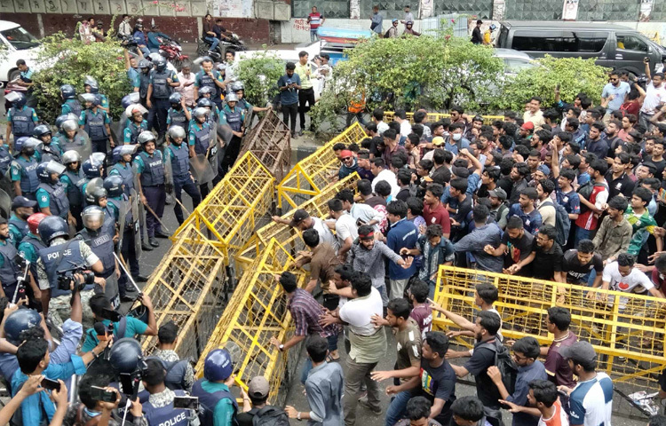 পদযাত্রা কাকরাইল মসজিদ ক্রসিং মোড়ে আসতেই অতর্কিত লাঠিপেটা, টিয়ারগ্যাস, সাউন্ড গ্রেনেড, গরম পানি নিক্ষেপ করতে শুরু করে পুলিশ। এতে অন্তত ৫০ জন আহত হন।