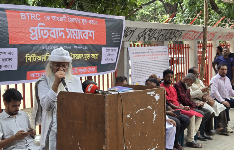 আজ বেলা ১১টায় জাতীয় প্রেস ক্লাবের সামনে ফ্যাসিস্ট বিরোধী জুলাই নেটওয়ার্কের উদ্যোগে একটি প্রতিবাদ সমাবেশে কথা বলেন কবি ও চিন্তক ফরহাদ মজহার। ছবি: জাগো নিউজ