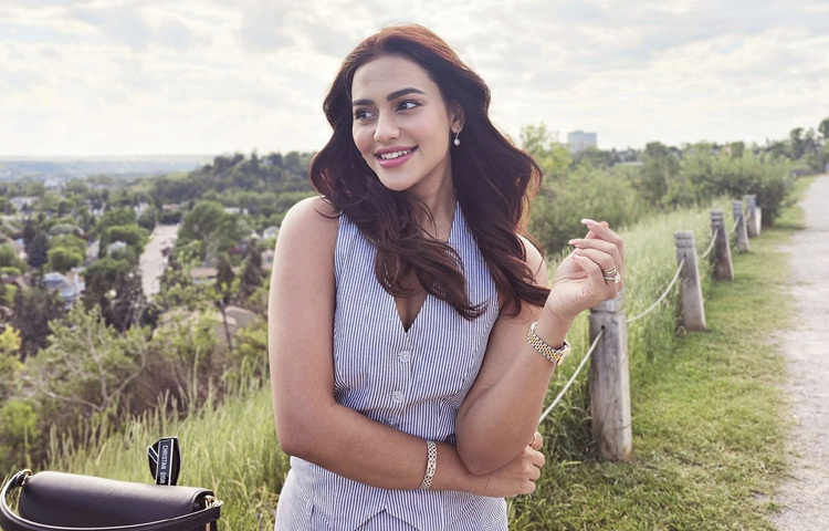 ‘মুজিব’ সিনেমায় শেখ হাসিনার চরিত্রে অভিনয় করে আলোচনা ও সমালোচনা দুই’ই যোগ করেন ক্যারিয়ারে। এমনকি ভক্ত-অনুরাগীরা মনে করেন, পর্দার শেখ হাসিনা হয়েই বিপদ ডেকে এনেছেন অভিনেত্রী।