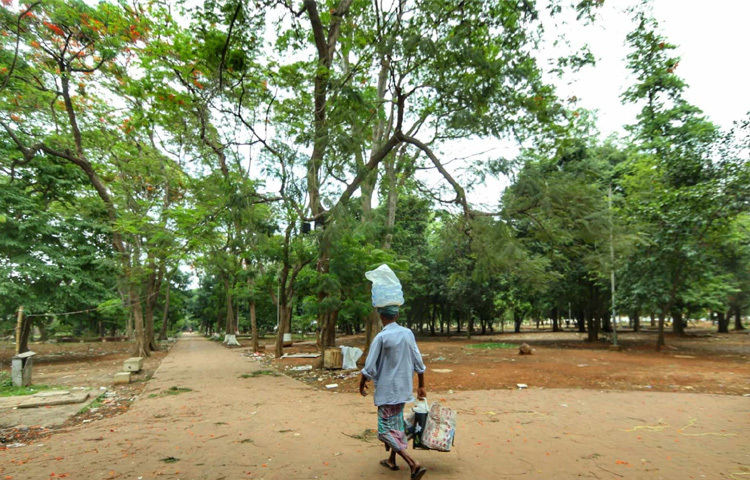 সোহরাওয়ার্দী উদ্যানের বাতাসে এখন শুধুই শূন্যতা, আর দেয়ালের গায়ে লেগে থাকা অস্পষ্ট চিহ্ন; যেগুলো একসময় ছিল মানুষের চলাফেরার ও ভালোবাসার প্রমাণ।