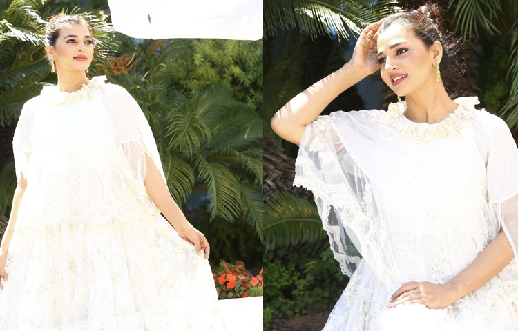 সবার নজর কেড়েছে ফ্লেয়ার দেওয়া গাউনের ওপরের অংশের কেপ ডিজাইন।