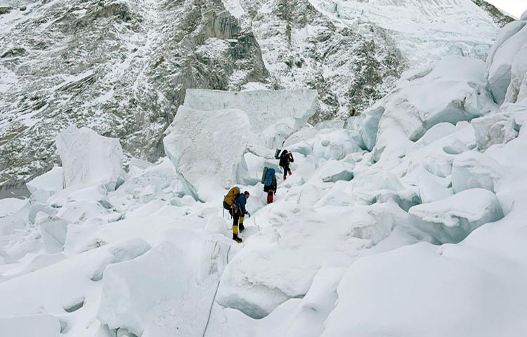 তিনি জানান, শাকিল বিশ্বরেকর্ড করে এভারেস্ট আরোহণ করে ক্যাম্প ৪-এ ফিরেছেন। উনি দ্রুততম সময়ে সমুদ্র থেকে পায়ে হেঁটে যাত্রা শুরু করে ১৩শ কিলোমিটার পথ পাড়ি দিয়ে এই শিখর আরোহণ করেন। ইন্টারনেট ও ফোনে যোগাযোগ করা যাচ্ছে না বিধায় আজ সকালে ঠিক কয়টার সময় আরোহণ করেছেন, সঙ্গে কয়জন ছিলেন এবং সেখানকার ছবি ও ভিডিও আমাদের হাতে এখনো এসে পৌঁছায়নি। এভারেস্টের সেই কোম্পানি আমাদের এটুকু কনফার্ম করেছেন।