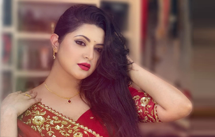 ২০১৫ সালে রঙিন দুনিয়ায় যাত্রা শুরু করেন লাস্যময়ী এই নায়িকা।