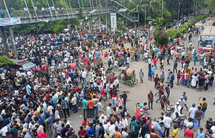 বেলা ১১টায় মৎস্য ভবন মোড় অবরোধ করেন ইশরাকের সমর্থকরা। এর আগে সকাল থেকেই খণ্ড খণ্ড মিছিল নিয়ে মৎস্য ভবনের আশপাশে জড়ো হতে থাকেন তারা।