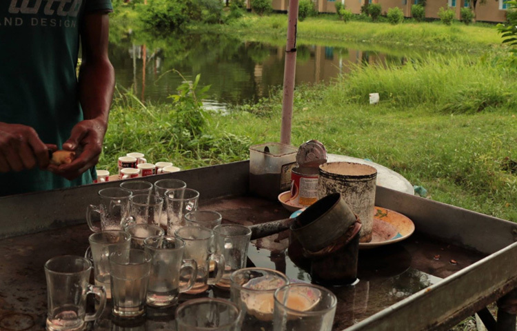 দোকানির হাত ব্যস্ত আদা কুচি করতে।