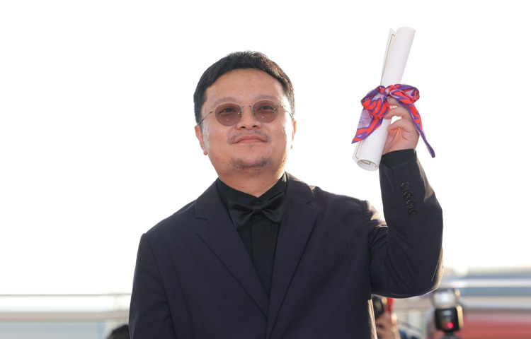 বিশেষ পুরস্কার: চীনা নির্মাতা বিআই গান-এর ‘কুয়াং ইয়ে শি দাই’ এক ধ্বংসস্তূপ থেকে আশার জন্ম দেওয়ার গল্প। পুনর্নির্মাণের এই চলচ্চিত্রটা যেন শুধু ভবন নয়, মানুষের সম্পর্ক, আত্মবিশ্বাস এবং ইতিহাসকেও নতুন করে গড়ার ডাক দেয়।