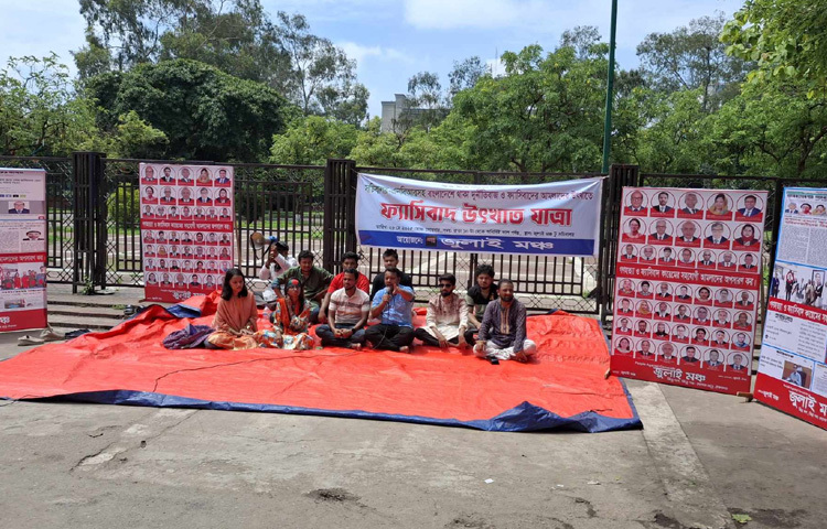 এছাড়াও সচিবালয়ের সামনে অবস্থান নিয়েছে জুলাই মঞ্চ।