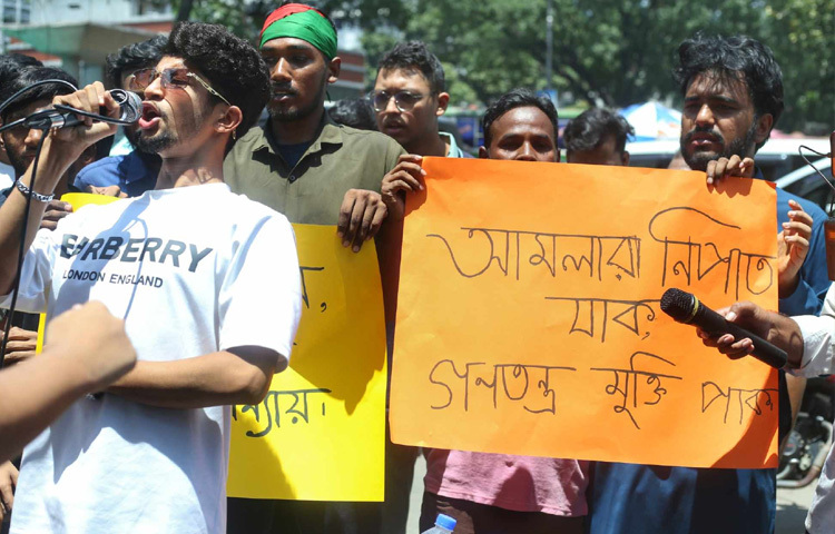 সচিবালয়ের সামনে অনির্দিষ্টকালের জন্য অবস্থান করবেন জানান জুলাই মঞ্চের নেতারা।