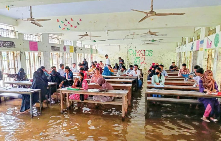 কলা ভবন, বিজ্ঞান ভবন-১, বিজ্ঞান ভবন-২, মিলিনিয়াম ভবন ও অর্থনীতি ভবনের নিচতলায় ১৫টিরও বেশি কক্ষে হাঁটু পানিতে থৈ থৈ করছে। এর মাঝেই বসে পরীক্ষা দিচ্ছেন শিক্ষার্থীরা।
