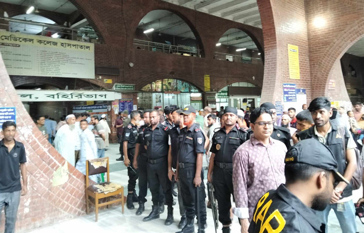 এ সময় পুলিশ, র‌্যাপিড অ্যাকশন ব্যাটালিয়ন (র‌্যাব-২) এবং সেনাবাহিনীর সদস্যরা সেখানে উপস্থিত ছিলেন।