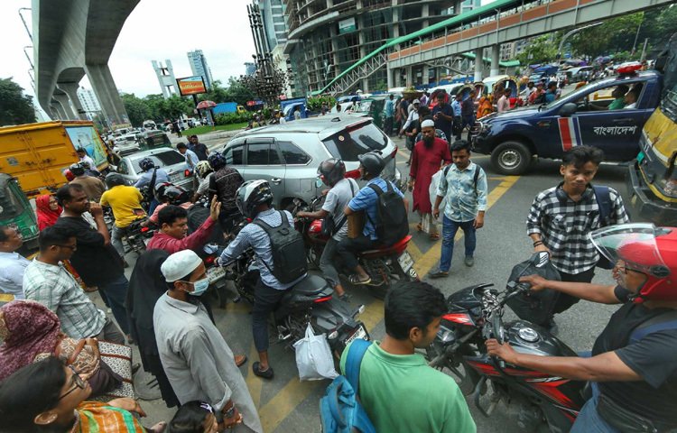 বাসস্ট্যান্ড, রেলস্টেশন, লঞ্চঘাট সব জায়গায় উপচে পড়া ভিড়।