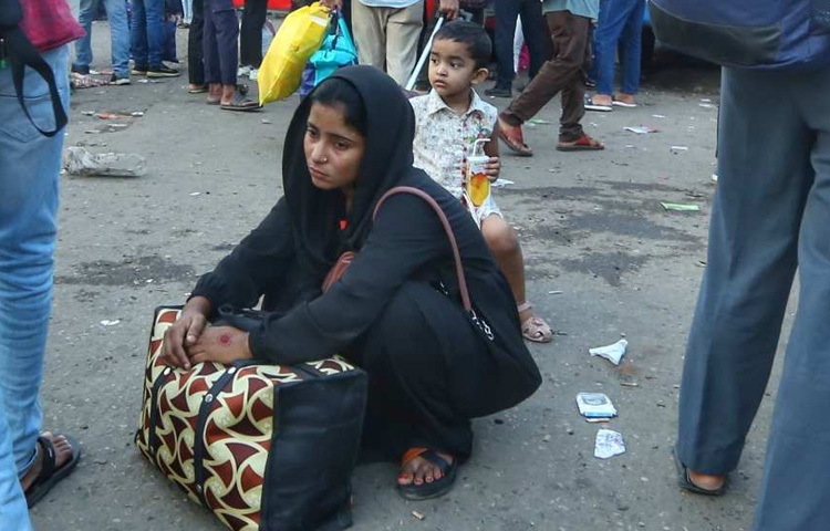 মহাখালীতে আজ শুধু বাসের অপেক্ষা নয়, আছে ঘরে ফেরার তীব্র আকুলতা, স্বজনদের বুকে জড়িয়ে ধরার অদম্য টান।