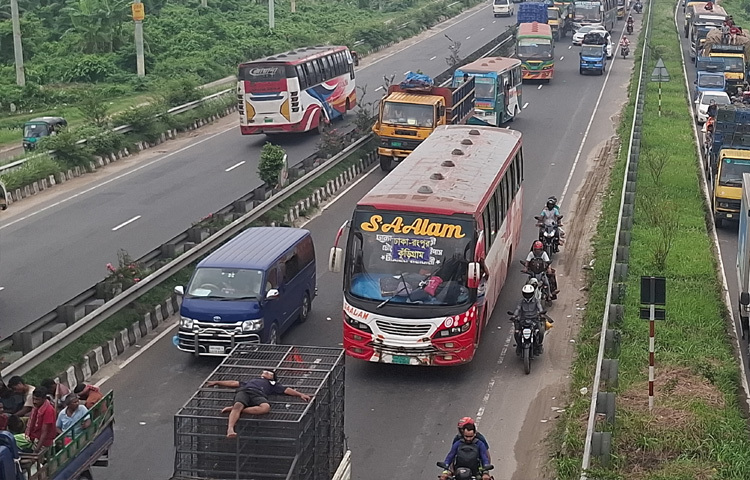 এলেঙ্গা হাইওয়ে পুলিশের ইনচার্জ জানান, অতিরিক্ত গাড়ির চাপেই মূলত এই পরিস্থিতির সৃষ্টি হয়েছে। যান চলাচল স্বাভাবিক রাখতে পুলিশ নিরলসভাবে কাজ করে যাচ্ছে।