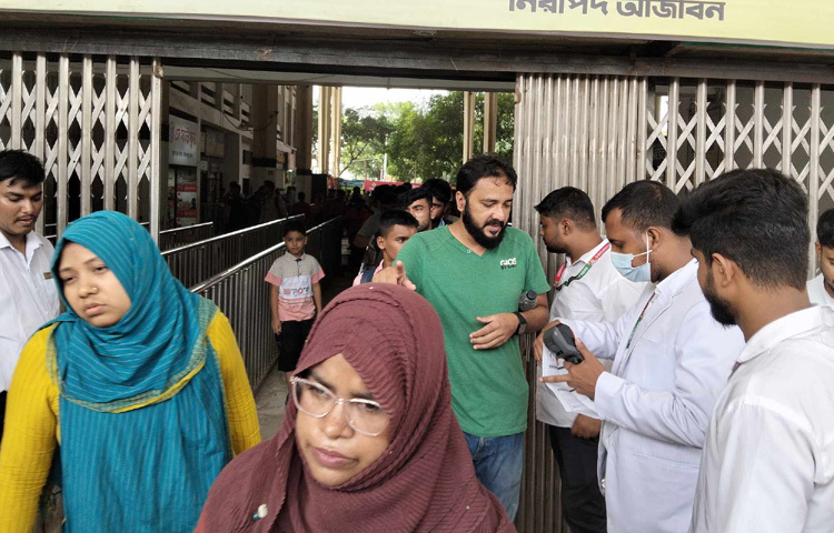 এছাড়া চুরি-ছিনতাইসহ যে কোনো অনাকাঙ্ক্ষিত ঘটনা এড়াতে আইনশৃঙ্খলা বাহিনীকে তৎপর থাকতে দেখা গেছে।
