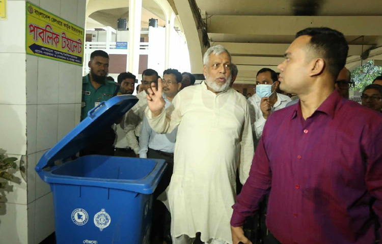 এর আগে সায়েদাবাদ বাস টার্মিনাল পরিদর্শন করেন তিনি।