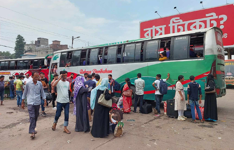 যাত্রীর এ চাপ ও গাড়ির সংকটের মধ্যে যুক্ত হয়েছে সড়কের যানজট। গরুর হাটে পশু প্রবেশ ও বাইরের বিশাল সারি। এ চাপ চলে এসেছে সড়কেও। আইনশৃঙ্খলা রক্ষাকারী বাহিনী পরিস্থিতি সামাল দিতে হিমশিম খাচ্ছেন।