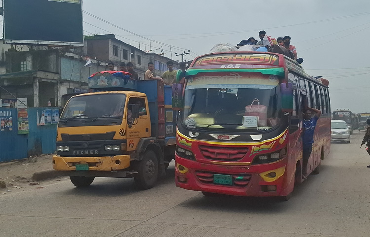 বিকেল ৪টা পর্যন্ত যমুনা সেতু থেকে টাঙ্গাইলের রাবনা বাইপাস পর্যন্ত প্রায় ২০ কিলোমিটার জুড়ে থেমে থেমে চলছে যানজট, যার ফলে চরম দুর্ভোগে পড়েছেন সাধারণ যাত্রীরা।