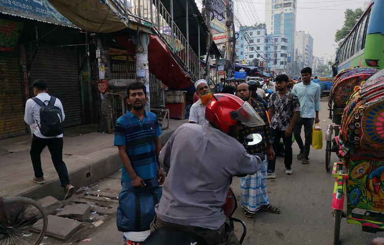 অন্যদিকে ঢাকা ধীরে ধীরে ফাঁকা হচ্ছে। দোকানপাট বন্ধ, রাস্তায় প্রাইভেট গাড়ির সংখ্যাও কম। অফিসপাড়া প্রায় নিস্তব্ধ।