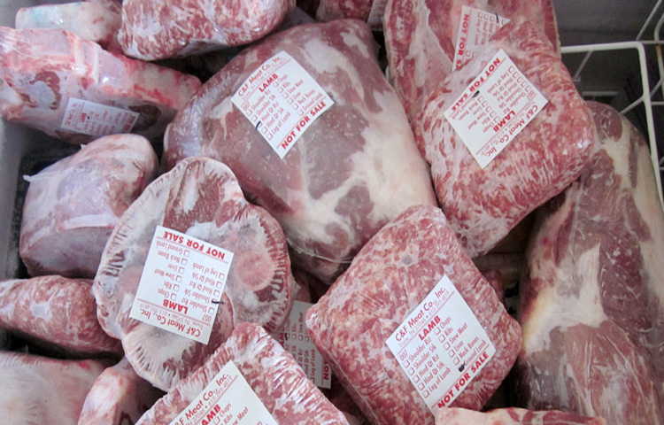 সংরক্ষিত প্রতিটি প্যাকেটের গায়ে তারিখ লিখে রাখলে পরে বুঝতে সুবিধা হয় কত দিন ধরে মাংস রাখা আছে। পাশাপাশি প্যাকেটের ওপর লেখা থাকলে-কিসের মাংস এবং কোন অংশের তাহলে প্রয়োজন অনুযায়ী বের করে নেওয়াও সহজ হয়।