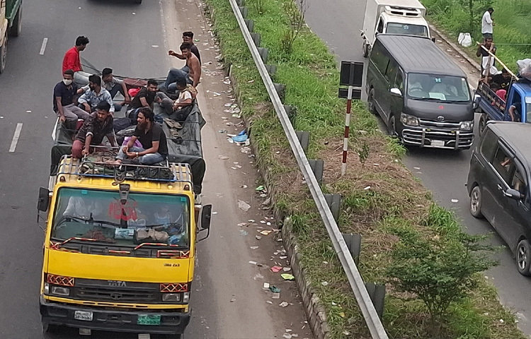 চরম দুর্ভোগ সত্ত্বেও ঈদের আনন্দ ভাগ করে নিতে নানা কষ্ট সহ্য করেই যাত্রা করছেন মানুষ।