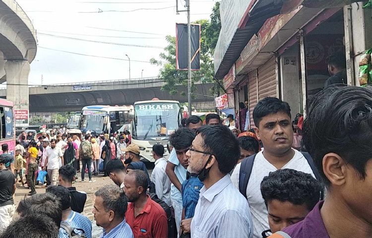 রাত পোহালেই ঈদ। তাইতো শেষ সময়ে রাজধানীজুড়ে ছুটছে ঘরমুখো মানুষের ঢল। সকাল থেকে সায়েদাবাদ, যাত্রাবাড়ী ও জনপথ মোড়সহ রাজধানীর প্রধান বাস টার্মিনালগুলোতে যাত্রীদের উপচে পড়া ভিড় লক্ষ্য করা গেছে।