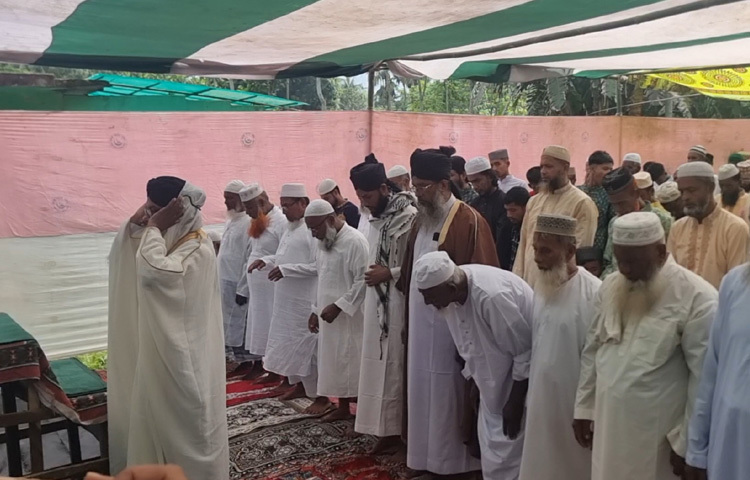 এসব গ্রামে ঈদুল আযহার নামাজ আদায় ও পশু কোরবানির মধ্য দিয়ে ধর্মীয় আবহে উদযাপন করা হচ্ছে মুসলমানদের অন্যতম প্রধান এ ধর্মীয় উৎসব।