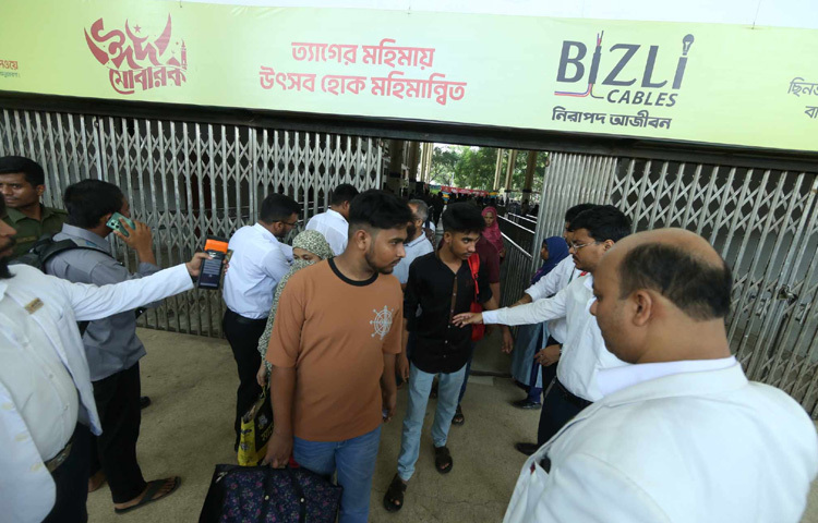 এদিকে কমলাপুর স্টেশনের সার্বিক নিরাপত্তা নিশ্চিত করতে তৎপর রয়েছে আইনশৃঙ্খলা বাহিনী।