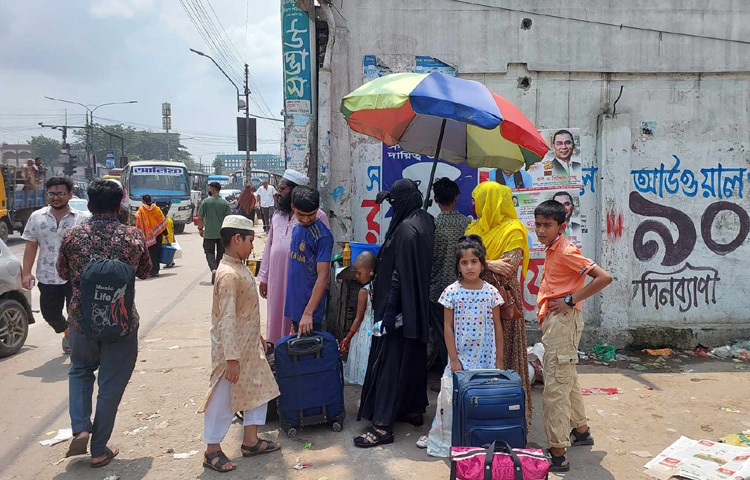 কেউ ফুটপাতে বসে আছেন পরিবারের সদস্যদের নিয়ে, কেউবা ভিড় ঠেলে খোঁজ নিচ্ছেন কখন বাস ছাড়বে।