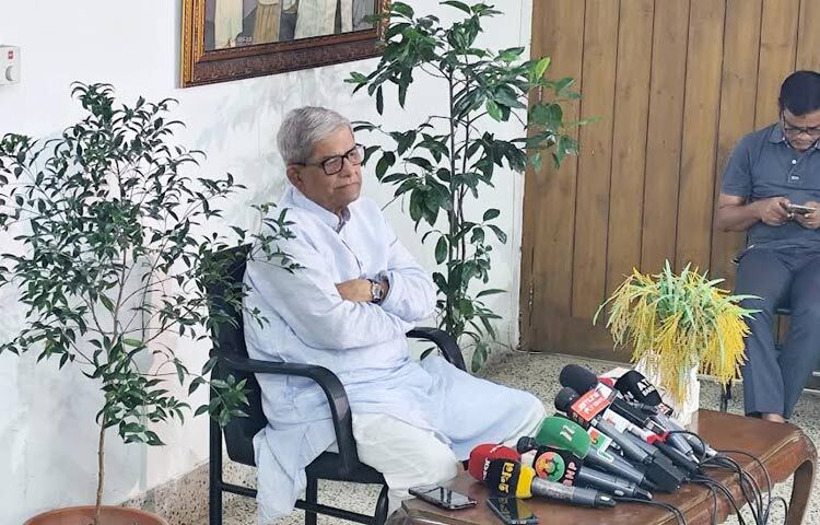 যুক্তরাজ্য সফররত প্রধান উপদেষ্টা ড. মুহাম্মদ ইউনূসের সঙ্গে বিএনপির ভারপ্রাপ্ত চেয়ারম্যান তারেক রহমানের বৈঠক নিয়ে দলটির মহাসচিব মির্জা ফখরুল ইসলাম আলমগীর আজ রাজধানীর গুলশানে বিএনপি চেয়ারপারসনের রাজনৈতিক কার্যালয়ে প্রেস ব্রিফিং করেন। ছবি: জাগো নিউজ