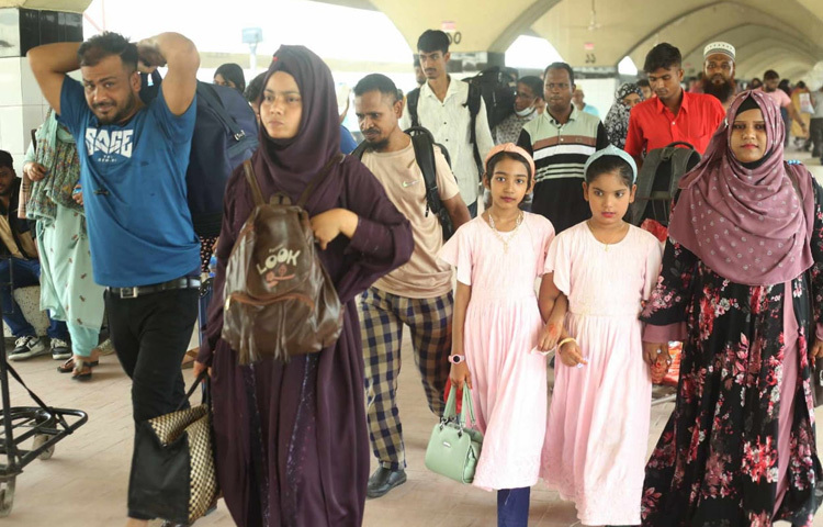 বৃষ্টির দেখা নেই, ছায়া নেই। স্টেশনের সামনের রাস্তায় কোনো ছাউনি নেই। ফলে পুরুষদের চেয়ে বেশি কষ্টে পড়ছে নারী ও শিশুরা। কিছু মানুষ ছাতার নিচে দাঁড়িয়ে থাকলেও বেশিরভাগই গামছা বা ওড়না দিয়ে রোদ ঠেকানোর চেষ্টা করছেন।