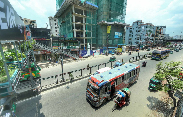 মেরুল বাড্ডা এলাকার যে সড়কগুলোতে সকাল-সন্ধ্যা জ্যামের শব্দে ঘুম হারাম হয়, এখন সেসব জায়গায় পাখির ডাক শোনা যায়। সড়কের পাশে থাকা গাছের পাতাও যেন ক্লান্ত।