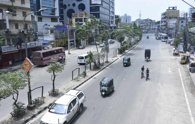 ঈদের দীর্ঘ ছুটি শেষে মানুষ এখন ঢাকামুখী। দেশের বিভিন্ন অঞ্চল থেকে যাত্রী নিয়ে রাজধানীর টার্মিনালগুলোতে ঢুকছে বাস। সকাল থেকে যাত্রীদের চাপ থাকলেও কোথাও ভোগান্তির চিত্র দেখা যায়নি। ঢাকায় সড়কে ছিল না যানজটও। ছবি: জাগো নিউজ