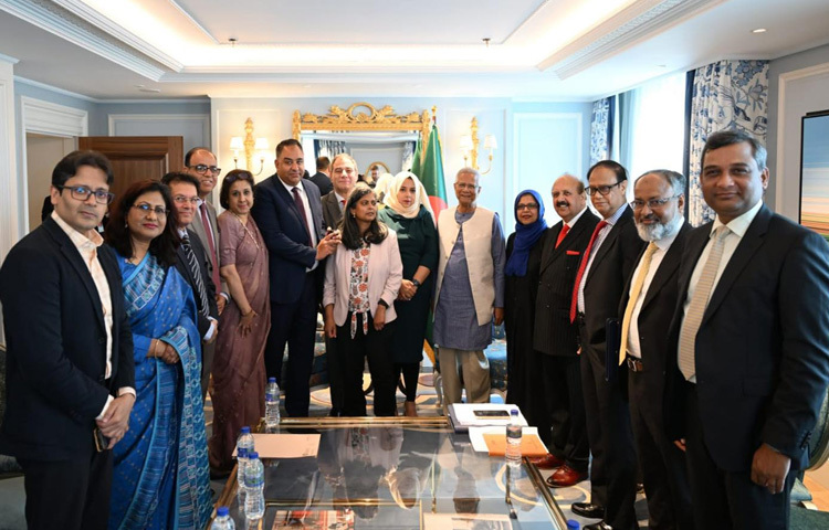 একই দিন অল পার্টি পার্লামেন্টারি গ্রুপের ব্যানারে যুক্তরাজ্যের একদল সংসদ সদস্য প্রধান উপদেষ্টা অধ্যাপক মুহাম্মদ ইউনূসের সঙ্গে সাক্ষাৎ করেন।