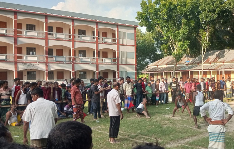 ১৩ জুন বিকেলে সদরপুর উপজেলার কৃষ্ণপুর ইউনিয়নের পূর্বকান্দি উচ্চ বিদ্যালয় মাঠে এ খেলা অনুষ্ঠিত হয়। ঈদ পরবর্তী বিনোদন আর বিলুপ্ত প্রায় এ খেলা দেখতে বিভিন্ন বয়সী হাজারো মানুষের ভিড় লক্ষ্য করা যায়।