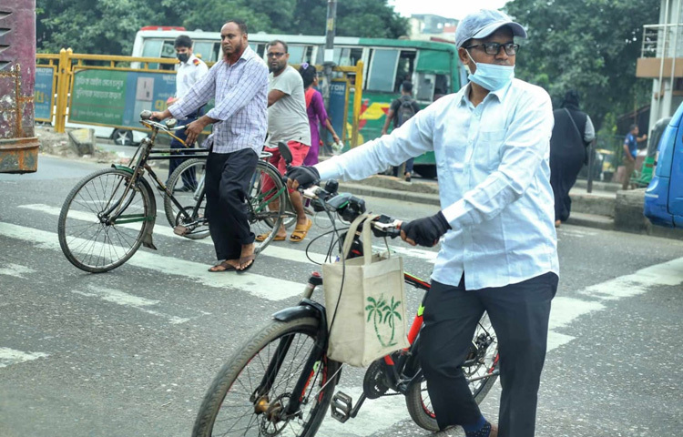 সকাল হতেই রাস্তায় দেখা যাচ্ছে মানুষের ভিড়, গাড়ির সারি, আর গন্তব্যে পৌঁছানোর তাড়াহুড়া। ঢাকার প্রতিটি এলাকায় যেন আবারও ছন্দ ফিরে এসেছে।