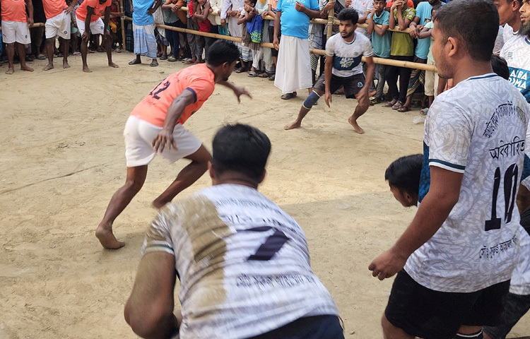 কখনো করতালির শব্দে মেতে উঠেছে সবাই, আবার কখনো উল্লাসে মুখর হয়ে উঠছে প্রান্তরের মাটি।