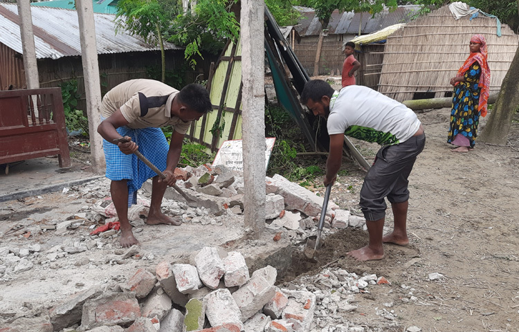 আর নয়ারহাট ইউনিয়নের বজরাদিয়ার খাতা এলাকায় ভাঙনের বিষয়ে তিনি অবগতই নন। বলেন, ‘এটা আমার জানা নেই। লোক পাঠিয়ে খোঁজ নেবো।’