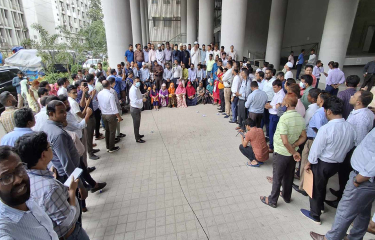 বিক্ষোভ সমাবেশে- ‘আমার সোনার বাংলায়, বৈষম্যের ঠাঁই নাই’, ‘লেগেছে রে লেগেছে, রক্তে আগুন লেগেছে’, ‘জেগেছে রে জেগেছে, সচিবালয় জেগেছে’, ‘মানি না মানবো না, ফ্যাসিবাদী কালো আইন’, ‘মানি না মানবো না, অবৈধ কালো আইন’, ‘ফ্যাসিবাদের দালালেরা, হুঁশিয়ার সাবধান’ স্লোগান দিচ্ছেন কর্মচারীরা।