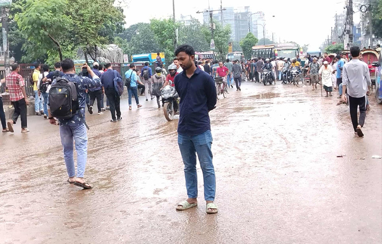 শিক্ষার্থীদের অভিযোগ, বিশ্ববিদ্যালয় প্রশাসন তাদের যৌক্তিক ১৩ দফা দাবি দীর্ঘদিন ধরে উপেক্ষা করে আসছে। উল্টো আন্দোলন দমন করতে বহিষ্কার করা হচ্ছে।