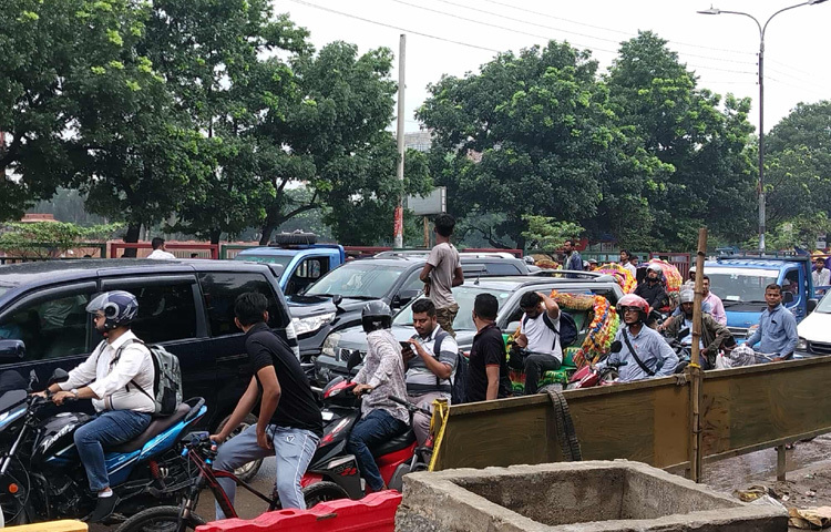 শিক্ষার্থীরা বলছে, তারা বাধ্য হয়ে রাজপথে নেমেছে। ক্যাম্পাসে উপাচার্যবিরোধী আন্দোলনে অংশ নেওয়ায় ৪০ জন শিক্ষার্থীকে বহিষ্কার করা হয়েছে, অথচ প্রশাসনের দুর্নীতি বা স্বেচ্ছাচারিতা নিয়ে কেউ কথা বলছে না। তাই তারা চায় প্রশাসনের স্বচ্ছতা, শিক্ষার পরিবেশ নিশ্চিত হোক।