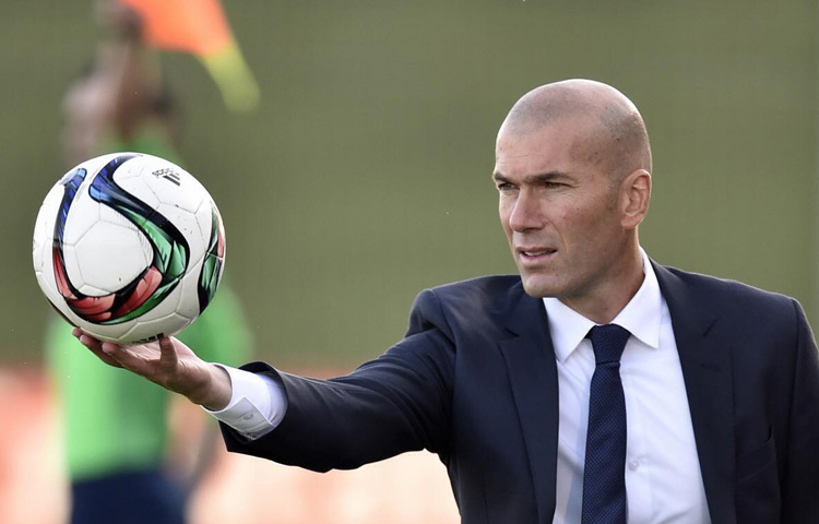 খেলা ছাড়ার পর কোচ হিসেবে আবারও নিজেকে প্রমাণ করেন জিদান। রিয়াল মাদ্রিদের কোচ হয়ে পরপর তিনবার উয়েফা চ্যাম্পিয়ন্স লিগ জিতে গড়েন অনন্য এক ইতিহাস। তার নেতৃত্ব, খেলোয়াড়দের প্রতি আস্থা আর কৌশলগত বুদ্ধিমত্তা নতুন করে চিনিয়েছে ‘জিজু’ নামটিকে।