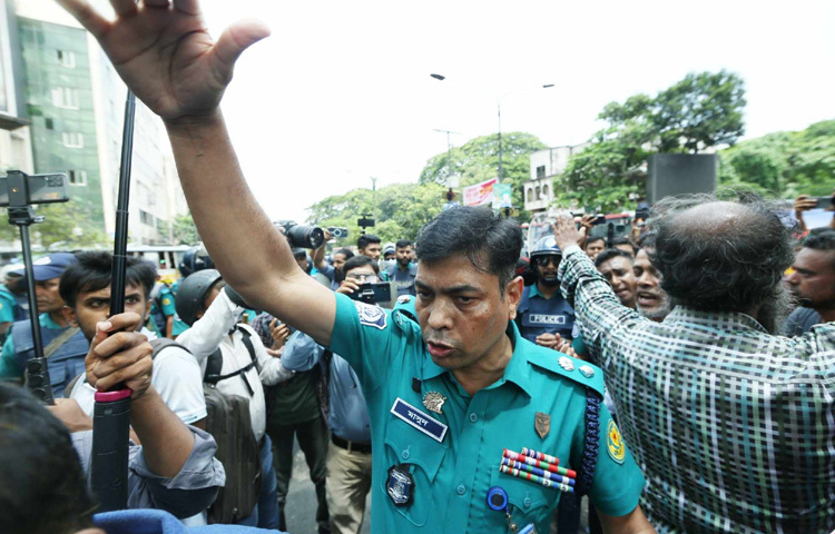 চোখেমুখে ক্ষোভ, হাতে ব্যানার; তাদের দাবি একটাই ‘পুনর্বিচার এবং ন্যায্যতা’।