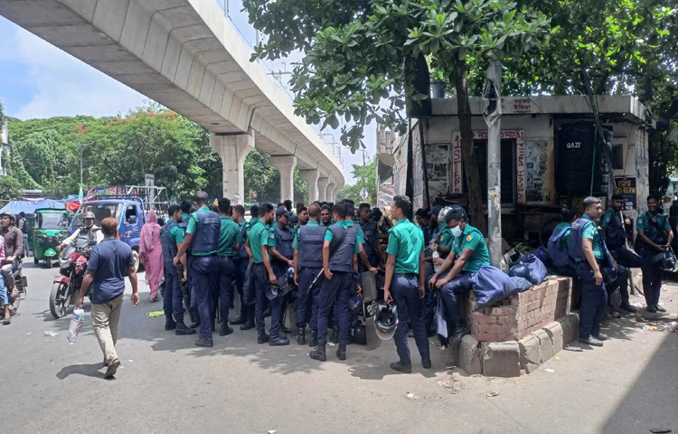 সোমবারও এক ঘণ্টার জন্য শাহবাগ মোড় অবরোধ করেছিলেন আন্দোলনকারীরা। পরে অবরোধ তুলে নিয়ে আন্দোলনের স্থান সরিয়ে নেন জাতীয় জাদুঘরের সামনে। তখন থেকেই সেখানে শান্তিপূর্ণভাবে অবস্থান করছেন তারা।